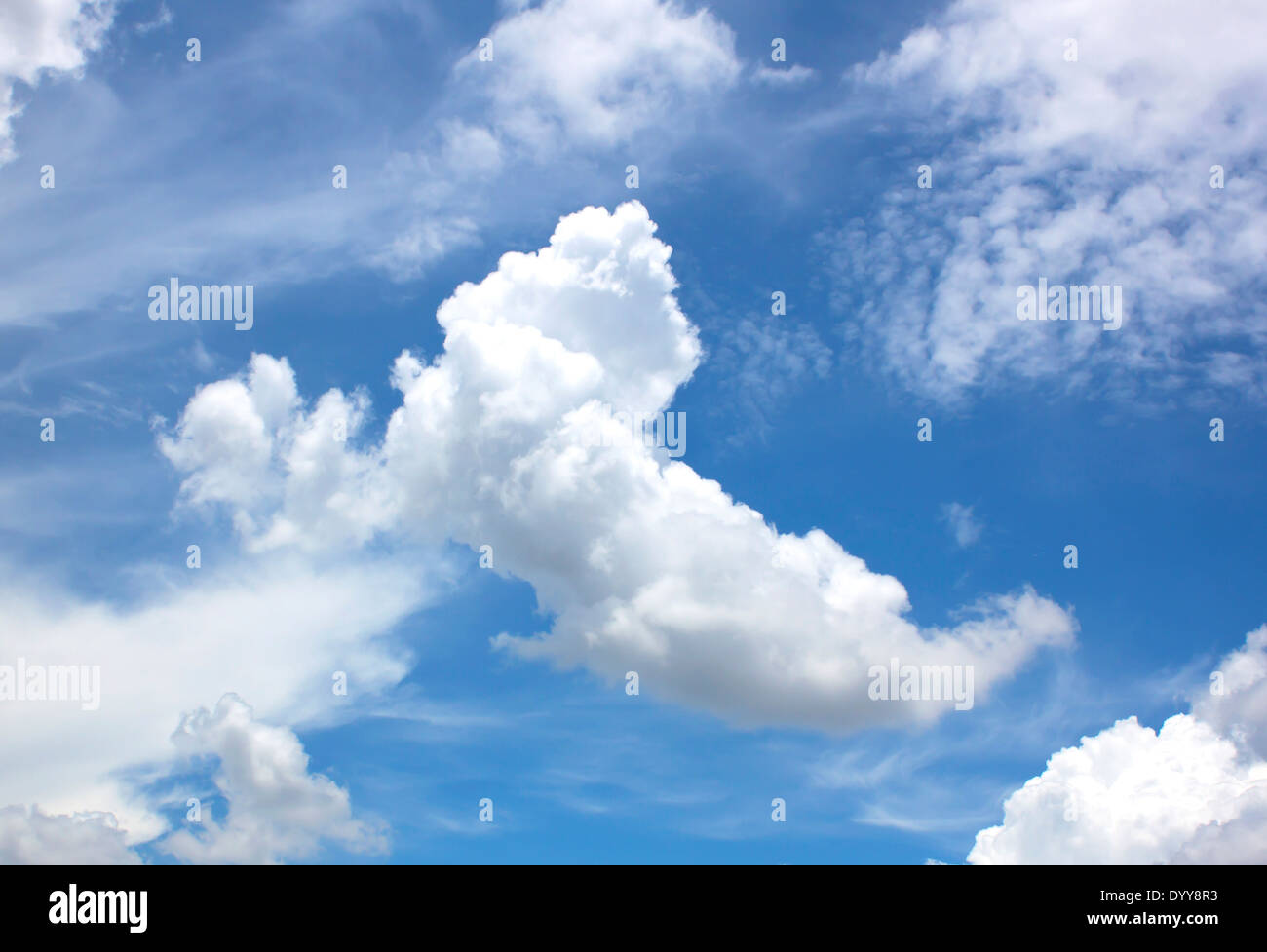 Ciel bleu et les nuages de l'espace naturel Banque D'Images