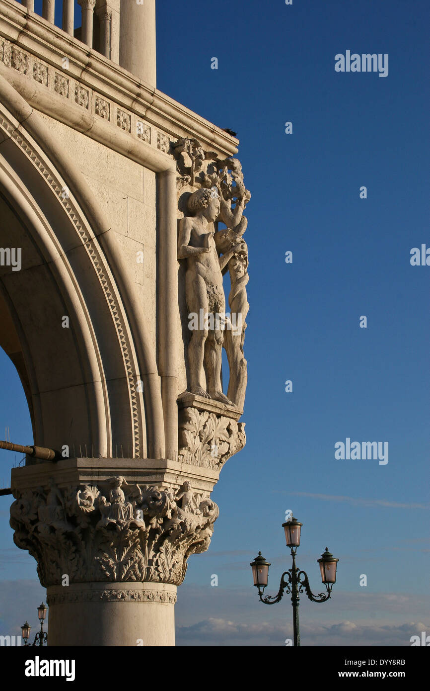 Détail de la colonne et de sculptures, du Palais des Doges, Venise Italie Banque D'Images