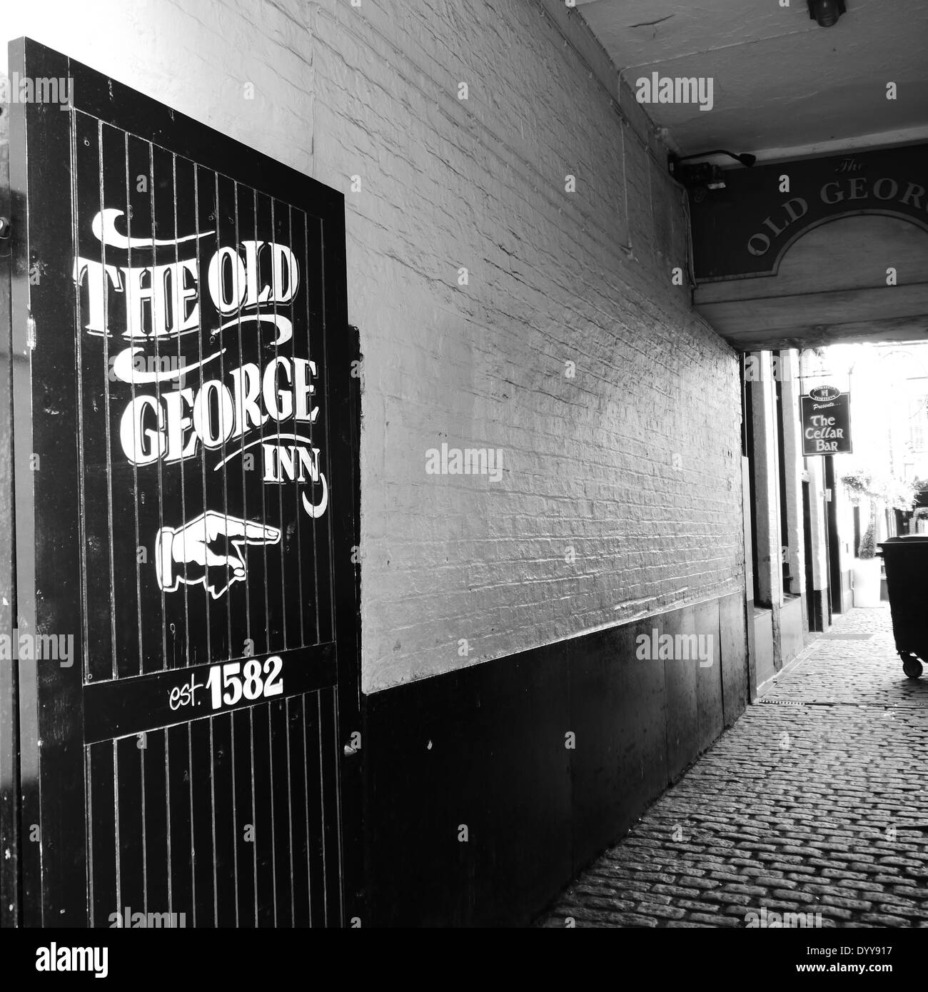 Paysage urbain / image abstraite de l'entrée pavée à l'ancienne George Inn, Chiffon Marché, Newcastle upon Tyne. Monochrome Banque D'Images