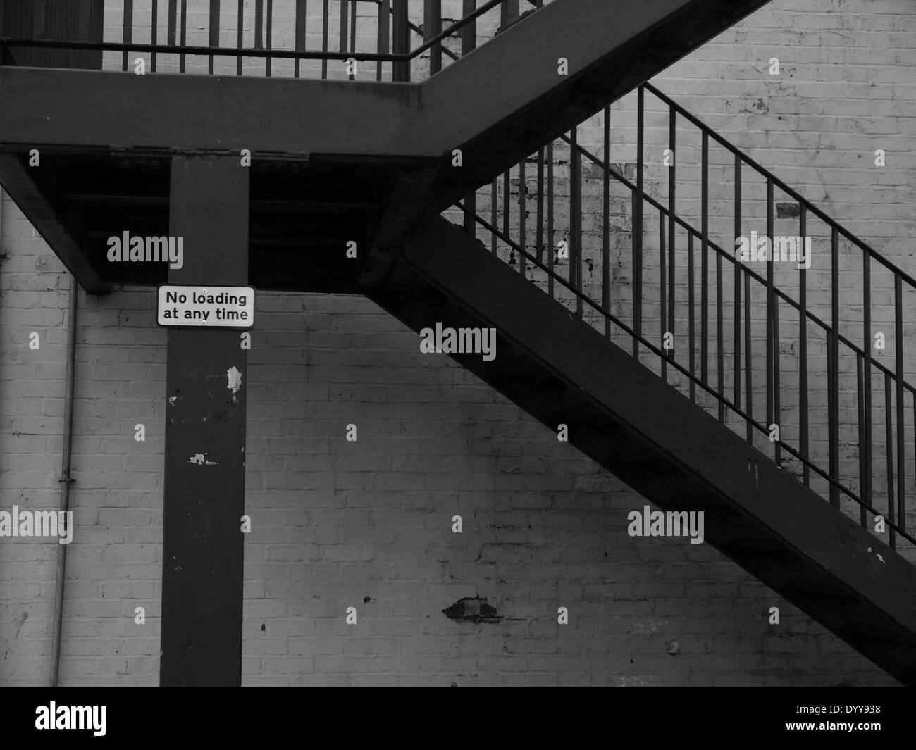 Image abstraite de l'escalier métallique extérieur. Monochrome Banque D'Images