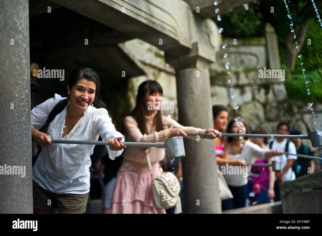 Essayer de recueillir l'eau de l'OTTAWA-no-taki waterfall au temple Kiyomizu-dera. Banque D'Images
