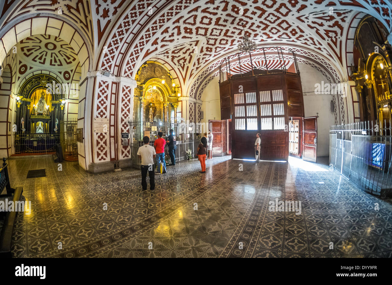 LIMA, PÉROU - CIRCA AVRIL 2014 : Les gens d'adorer au monastère de San Francisco dans le centre historique de Lima au Pérou Banque D'Images