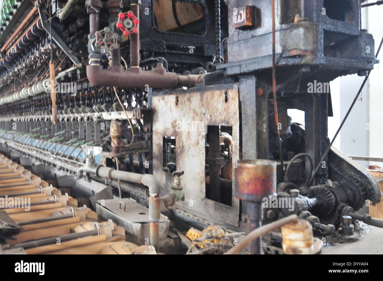 Tomioka, au Japon. Apr 28, 2014. Les machines de fraisage à l'intérieur des bâtiments d'usine en brique rouge sont bien entretenu et conservé dans un ancien moulin à soie de Tomioka, dans la préfecture de Gunma, quelque 90 km au nord-ouest de Tokyo, en ce 16 septembre 2012, dossier photo. La Tomioka Silk Mill et sites connexes a été recommandé pour le statut de patrimoine mondial, l'Agence des affaires culturelles a annoncé le 26 avril 2014. Le moulin a été construit en 1872 sous le gouvernement de Meiji le parrainage par Paul Brunat, un ingénieur français de briques et de bois, une caractéristique unique qui les derniers à ce jour. L'usine d'Etat exploités en continu Banque D'Images