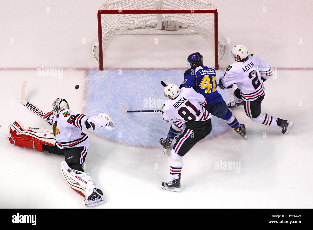 St Louis, Missouri, USA. Apr 27, 2014. 25 avril 2014 - St Louis, Missouri - 25 avril, 2014 Saint Louis, MO : Blues de Saint-Louis-droite T.J. Oshie (non représenté) tire une partie de cours des Blackhawks de Chicago le gardien Corey Crawford (50) pour un but au cours de la deuxième période dans le jeu 5 de la première série de l'éliminatoire de la Coupe Stanley entre les Blues de St-Louis et les Blackhawks de Chicago au Scottrade Center à Saint Louis, Missouri. Les Blackhawks défait les Blues 3-2 en prolongation. Billy Hurst/CSM/Alamy Live News Banque D'Images