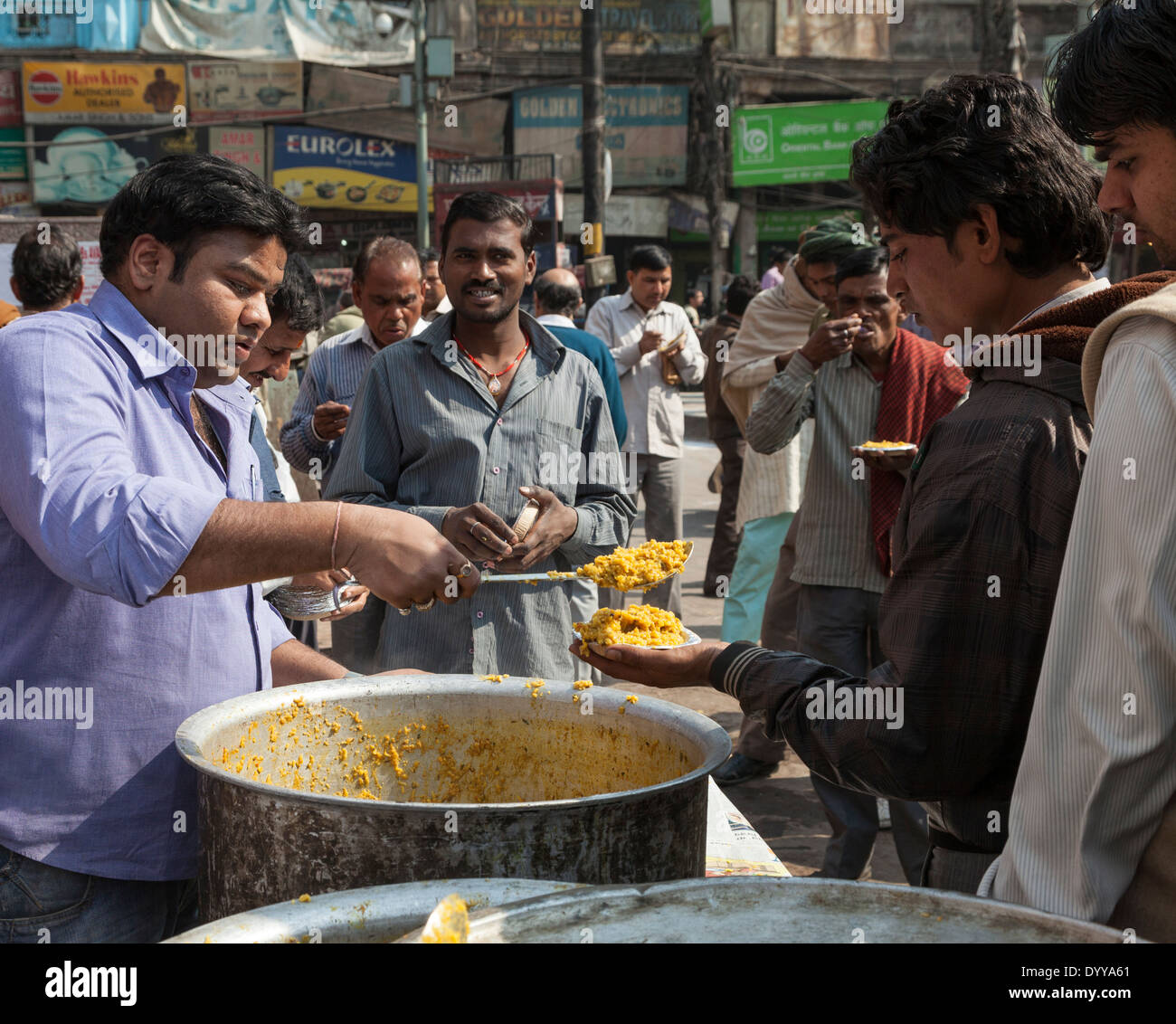 New Delhi, Inde. Vous profiterez gratuitement du riz à l'affamé, un acte de charité dans les rues de New Delhi. Banque D'Images