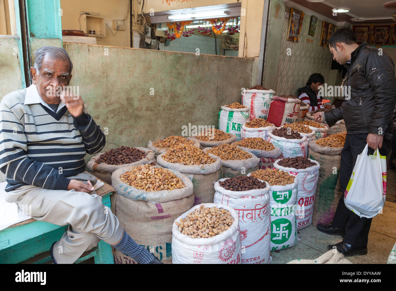 New Delhi, Inde. Dattes séchées en vente, Khari Baoli Spice Market.. Banque D'Images