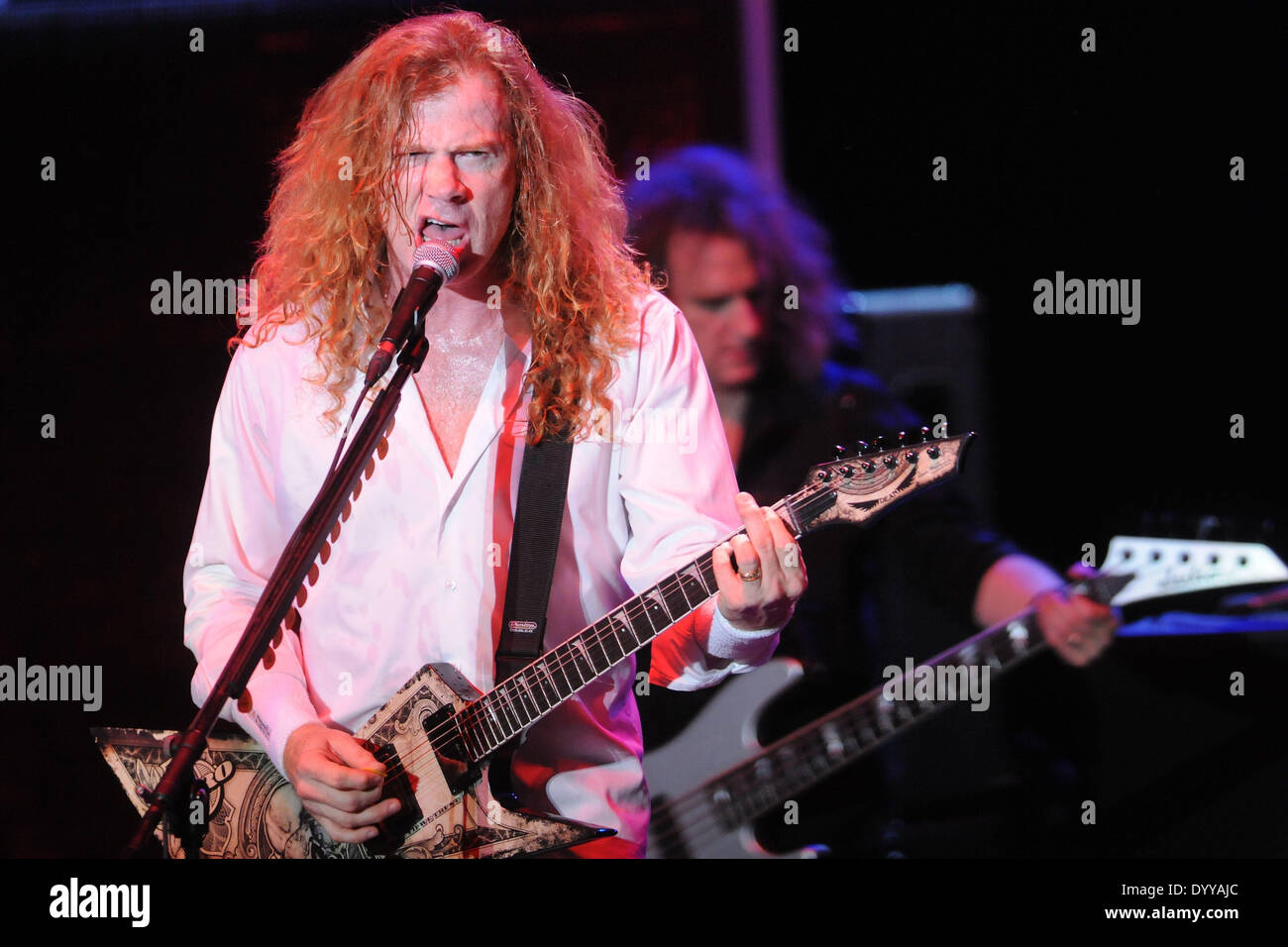 Montevideo, Uruguay. Apr 27, 2014. Dave Mustaine, chanteur du groupe de heavy metal AMÉRICAIN 'Megadeth', participe à un concert de la 'Youthanasia 20e anniversaire' tour dans le "Teatro de Verano" à Montevideo, capitale de l'Uruguay, le 27 avril 2014. Crédit : Nicolas Celaya/Xinhua/Alamy Live News Banque D'Images