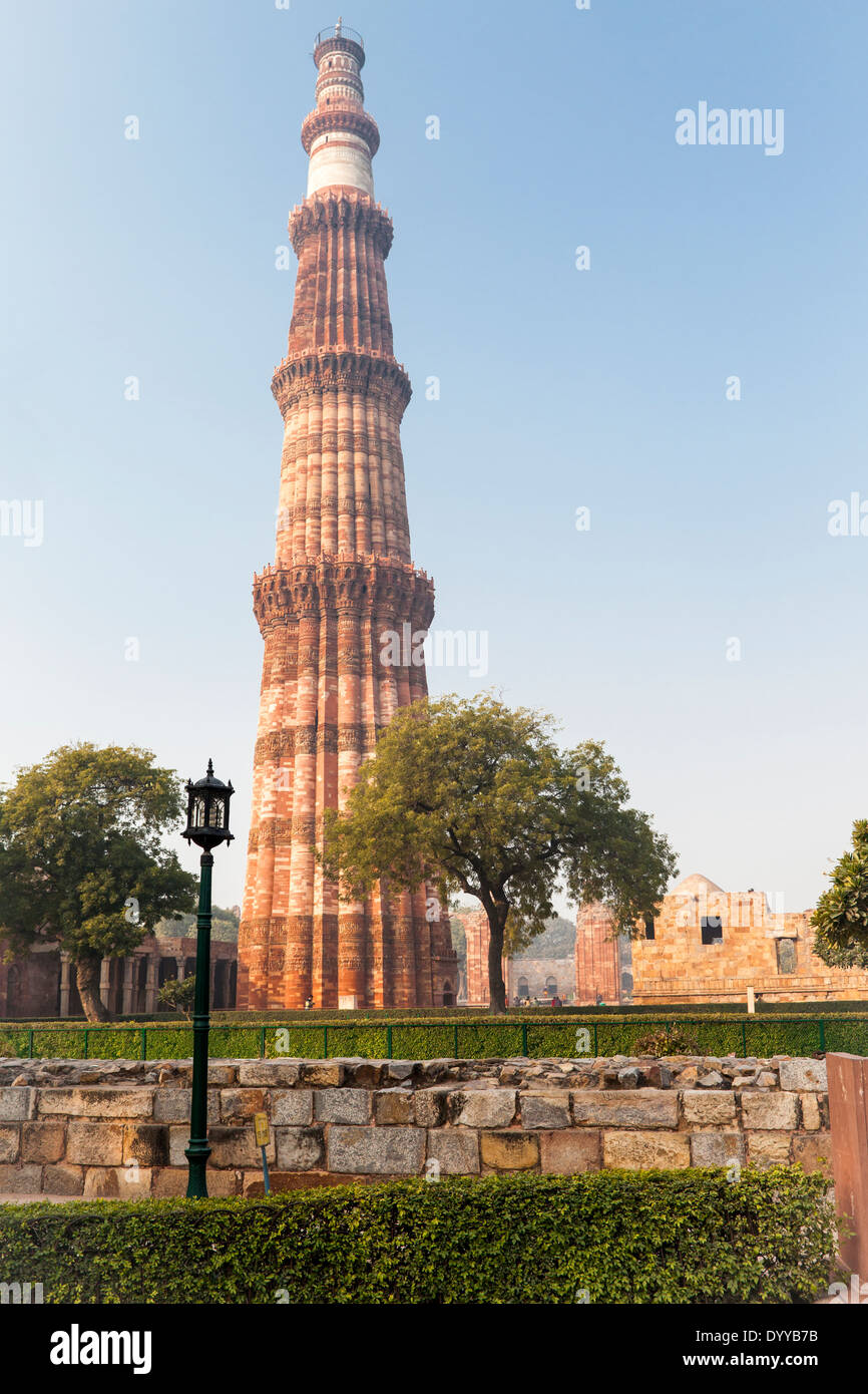 New Delhi, Inde. Qutb Minar, un tour de la Victoire et minaret, 13ème. Siècle. Banque D'Images