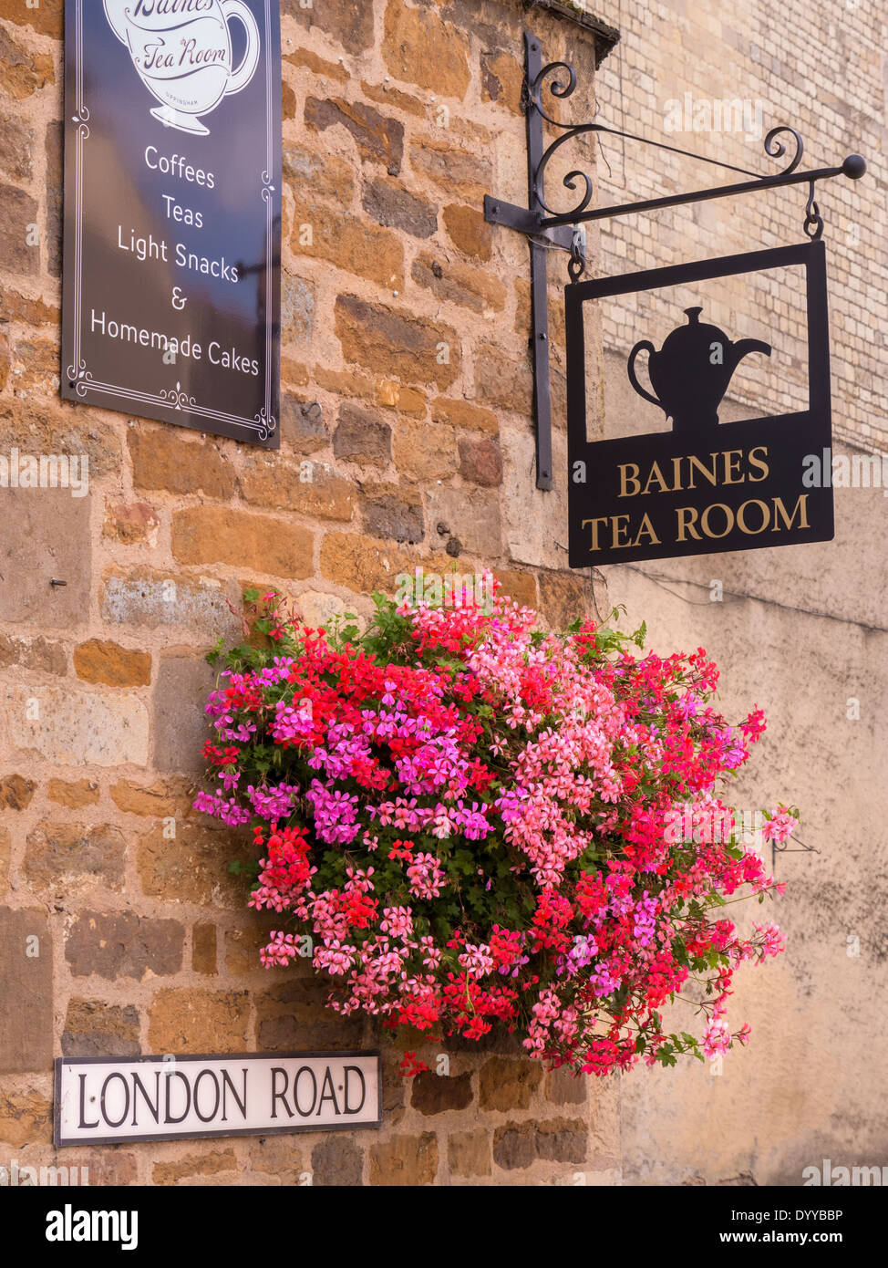 Salon de thé anglais traditionnel vieux signe, Baines Salon de Thé, Uppingham, Rutland, England, UK Banque D'Images