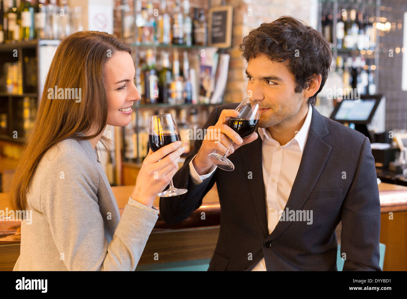 Femme Homme amoureux joyeux bar café potable Banque D'Images