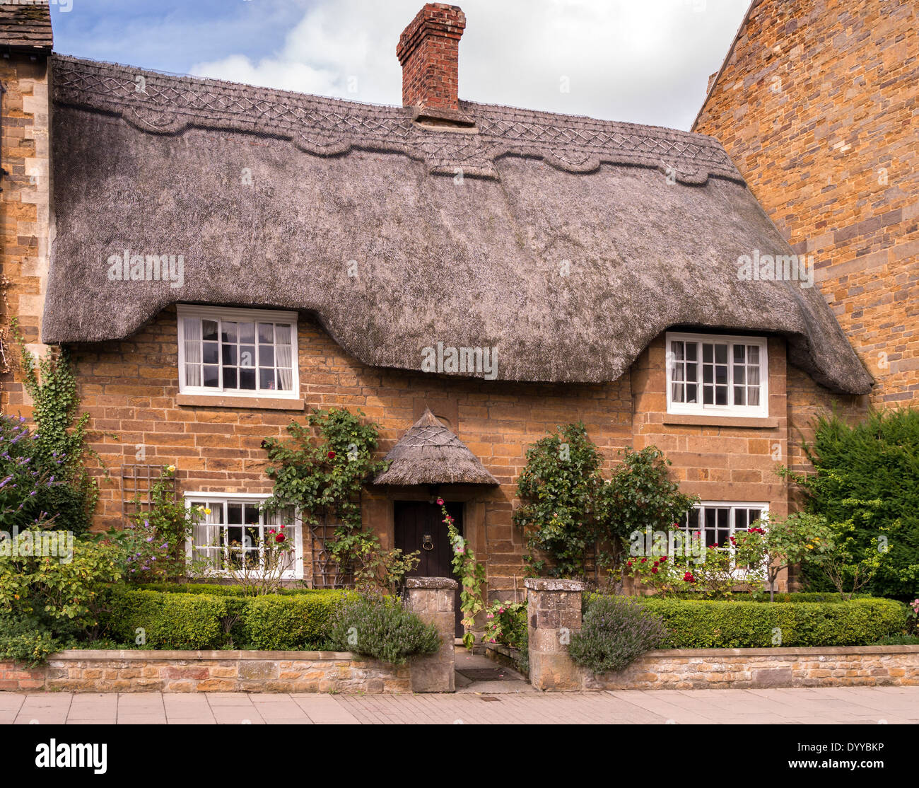 Jolie traditionnelle en chaume le vieil anglais maison en pierre, Uppingham, Rutland, England, UK Banque D'Images