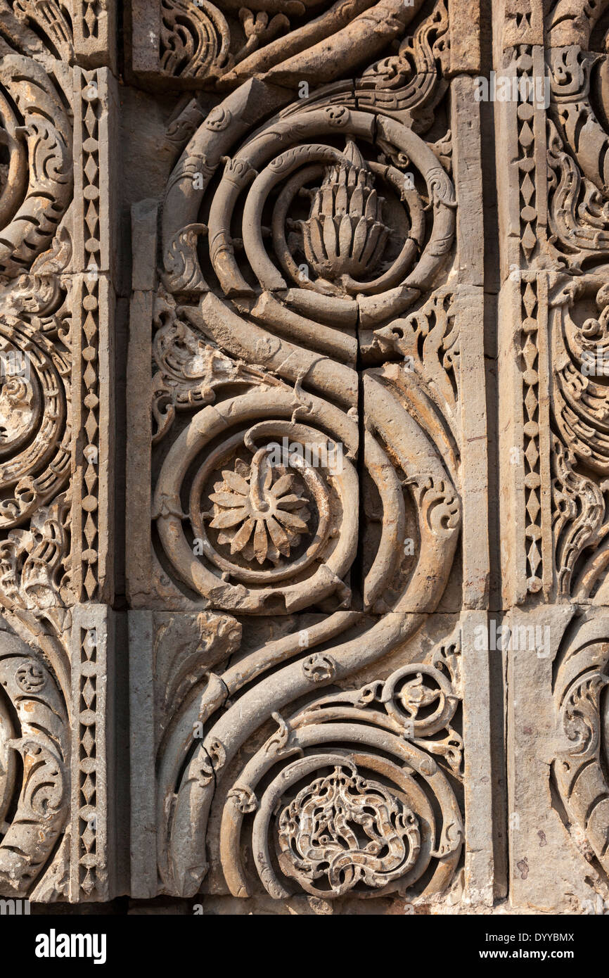 New Delhi, Inde. La sculpture décorative en pierre avec des motifs floraux, Qutb Minar Complex. Banque D'Images