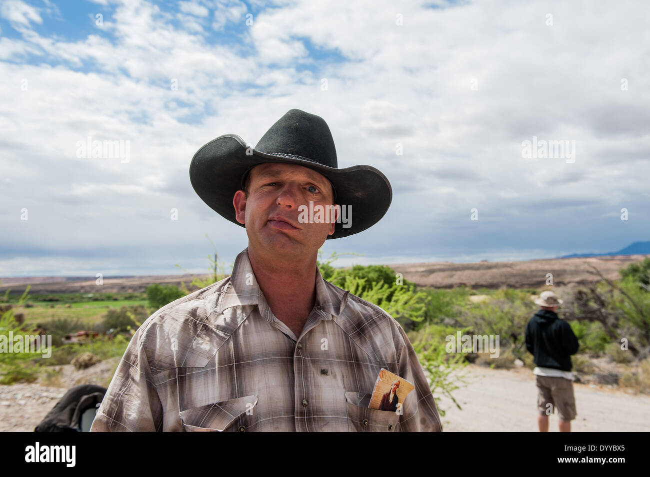 Bunkerville, Nevada, USA. Apr 26, 2014. RYAN BUNDY, le fils de C. Bundy, parle à la presse sur Bundy's ranch près de Bunkerville, Nevada Ryan Bundy dit que son père, un éleveur en difficulté à payer plus de 1 millions de dollars en droits de pâturage en souffrance au Bureau de la gestion des terres pour le pâturage du bétail sur ses terres BLM, ne pourront plus tenir des conférences de presse parce que, selon lui, la presse a mal cité sauvagement son père. © Vous Seberger/ZUMAPRESS.com/Alamy Live News Banque D'Images