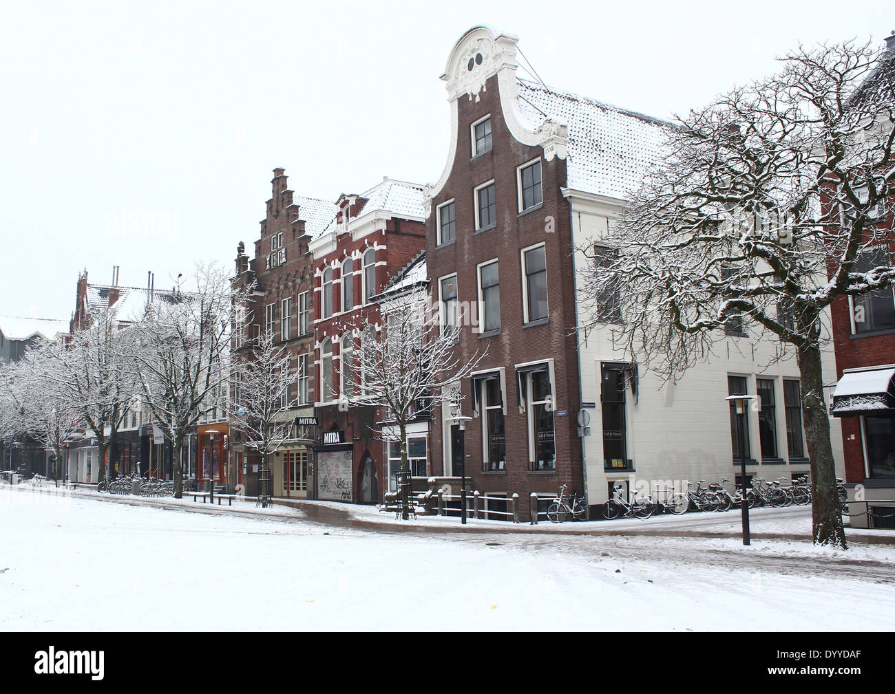 Maisons anciennes à Vismarkt (marché aux poissons) square à Groningen, aux Pays-Bas en hiver Banque D'Images