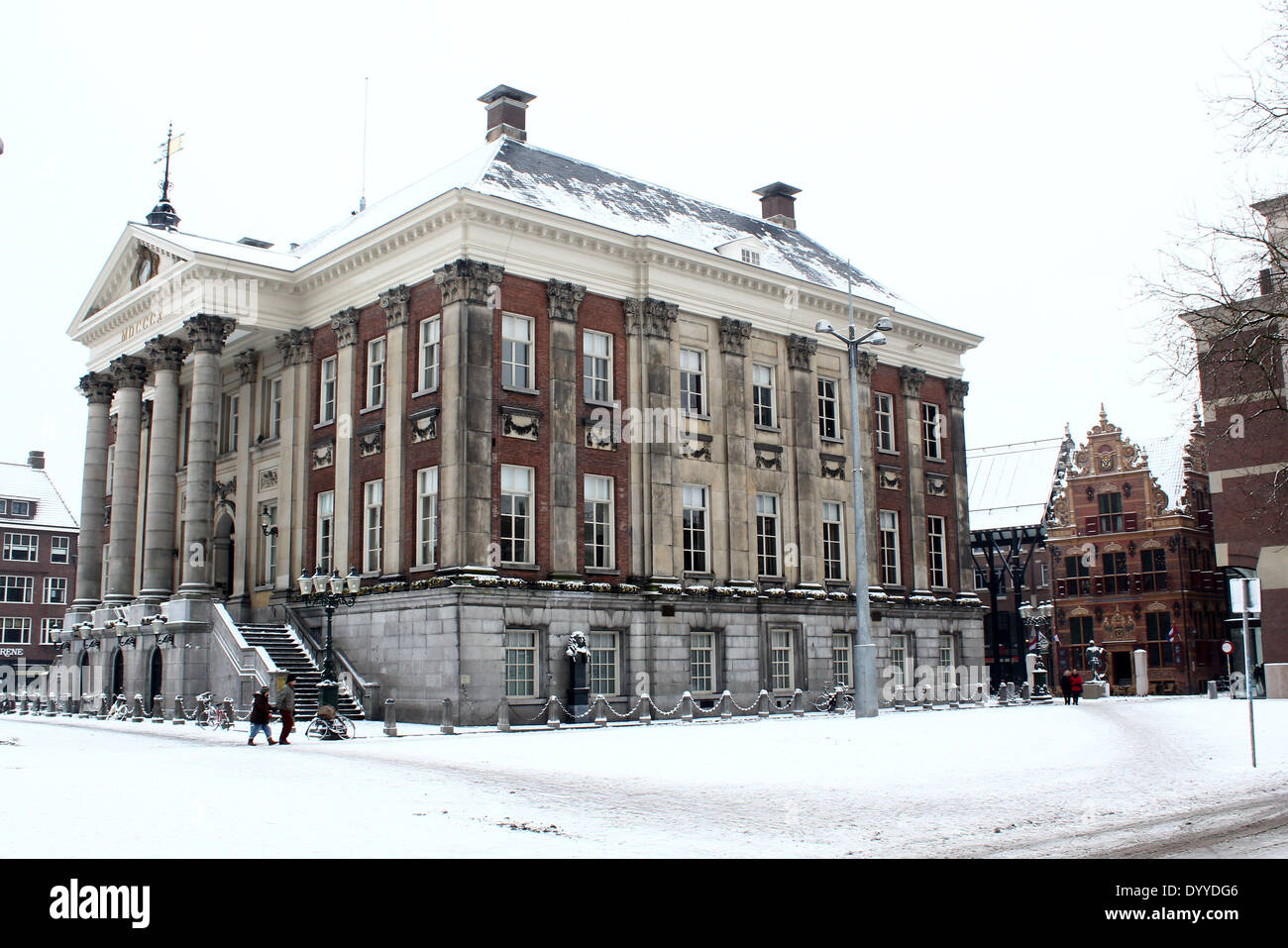 Grote Markt (Grand Place) dans le centre historique de Groningen, aux Pays-Bas avec l'hôtel de ville (Stadhuis) dans l'établissement d'hiver Banque D'Images