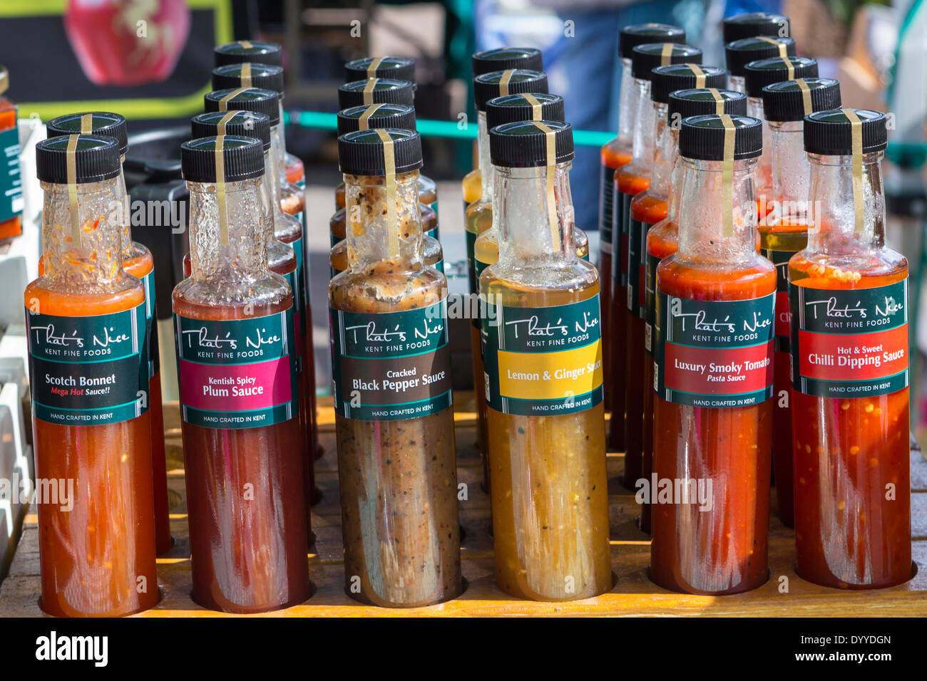 Bouteilles d'épices et sauces chaudes faites par Kent Fine Foods Banque D'Images
