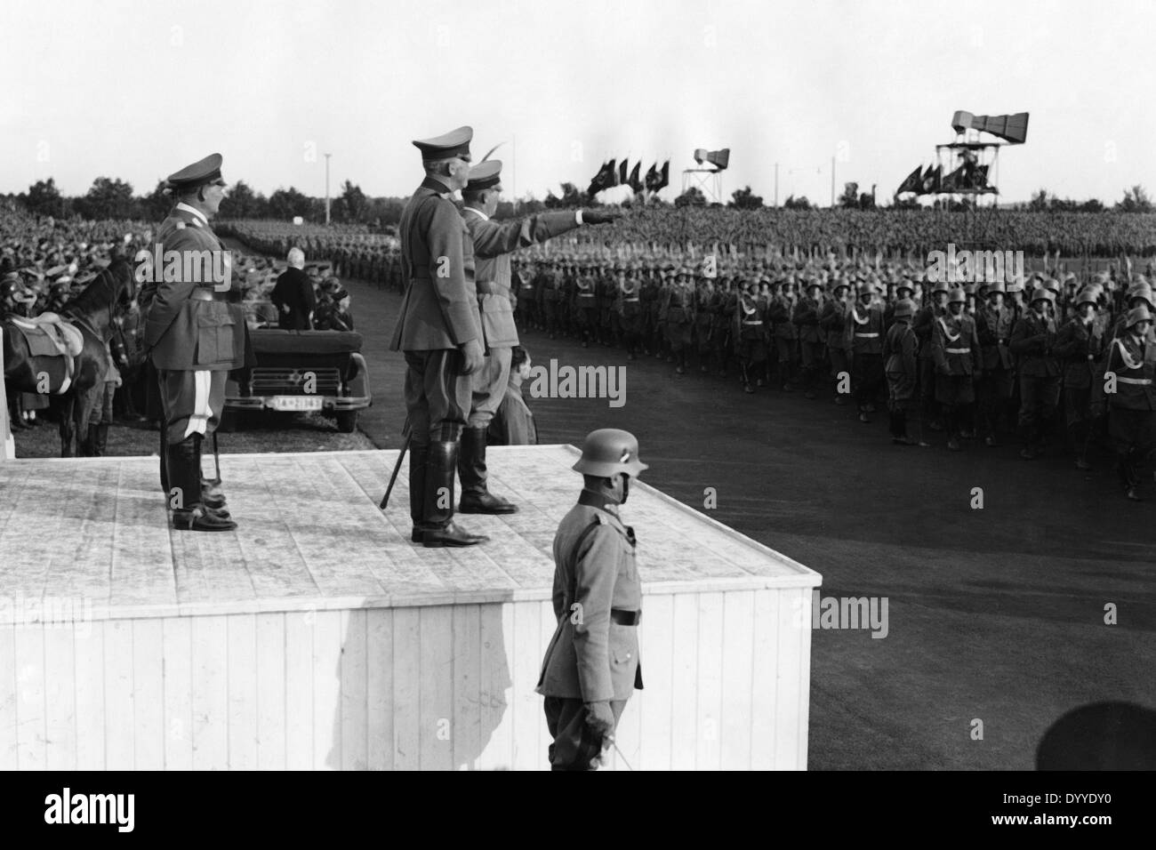 Adolf Hitler assiste à un défilé de l'armée de l'air dans la région de Nuremberg, 1935 Banque D'Images