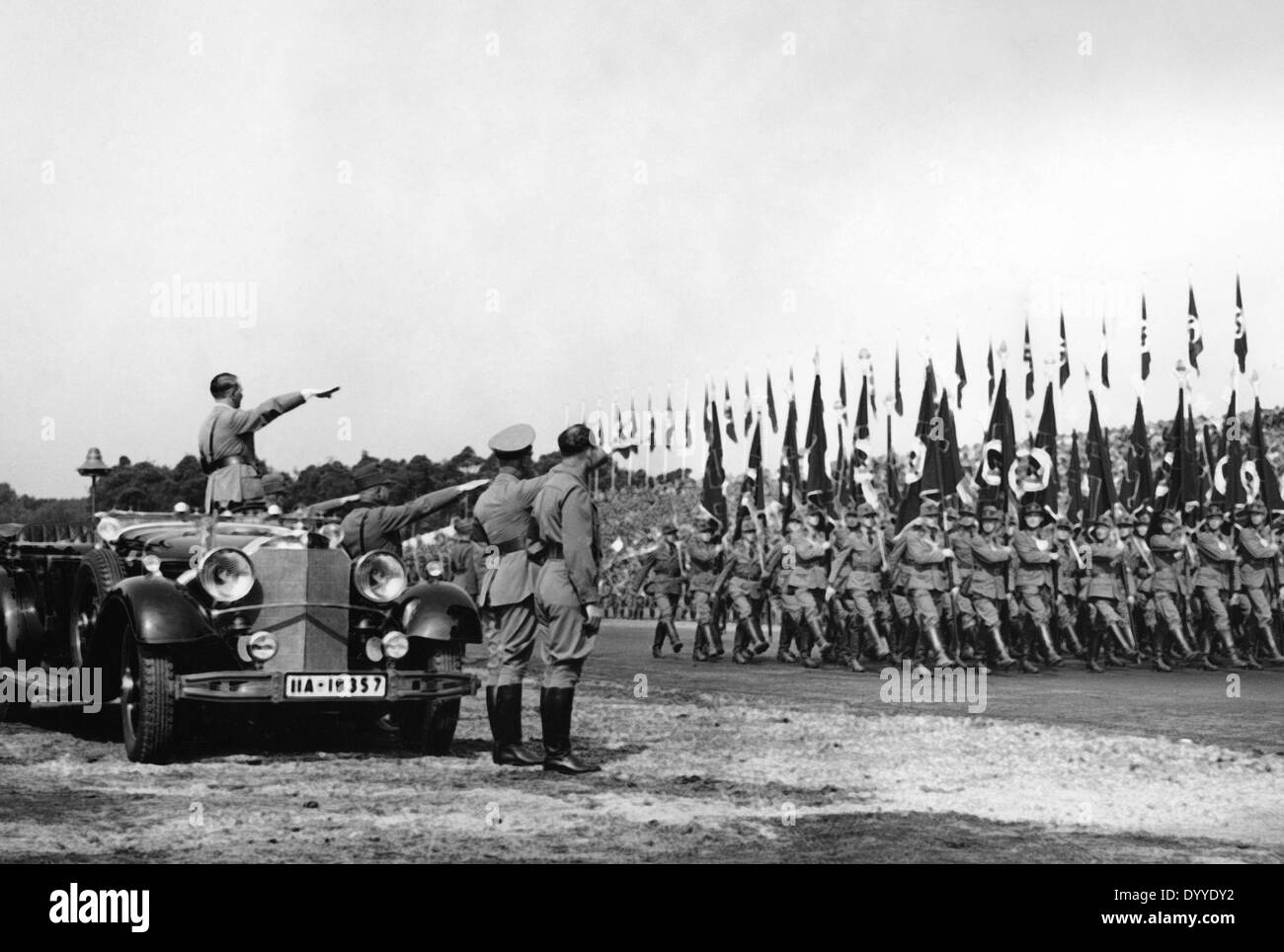 Adolf Hitler assiste à un défilé RAD sur le champ Zeppelin, 1935 Banque D'Images