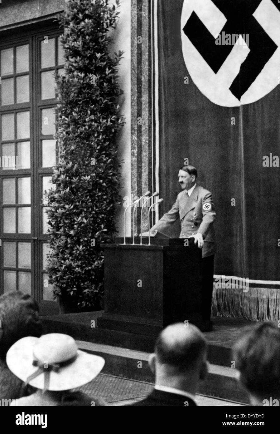 Adolf Hitler prend la parole à l'inauguration de la grande exposition d'Art Allemand 1938', 1938 Banque D'Images