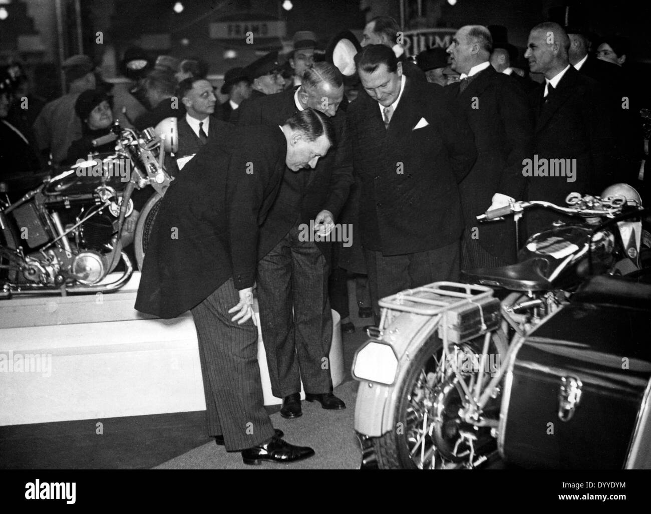 Visites d'Adolf Hitler l'exposition d'automobiles avec Hermann Göring, 1933 Banque D'Images