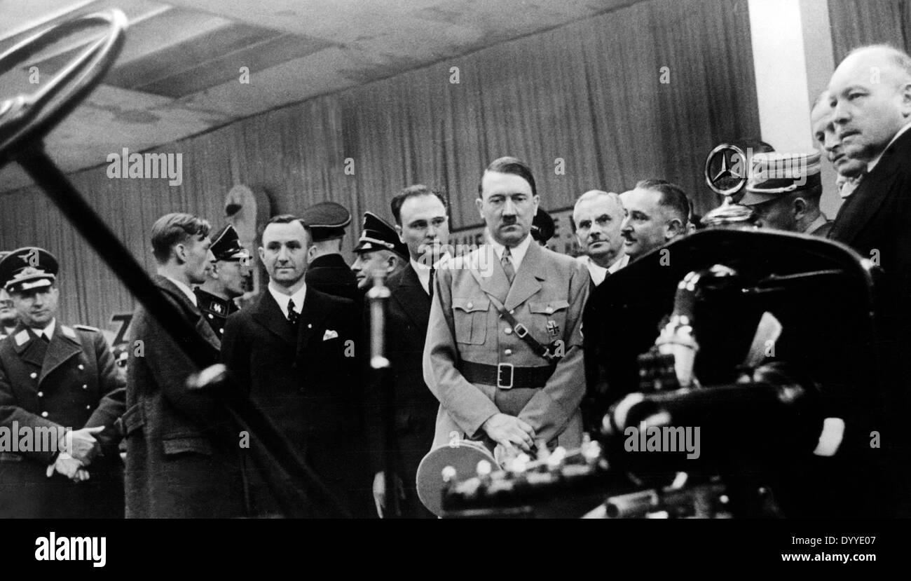 Adolf Hitler à la Mercedes stand de l'exposition d'automobiles, 1936 Banque D'Images