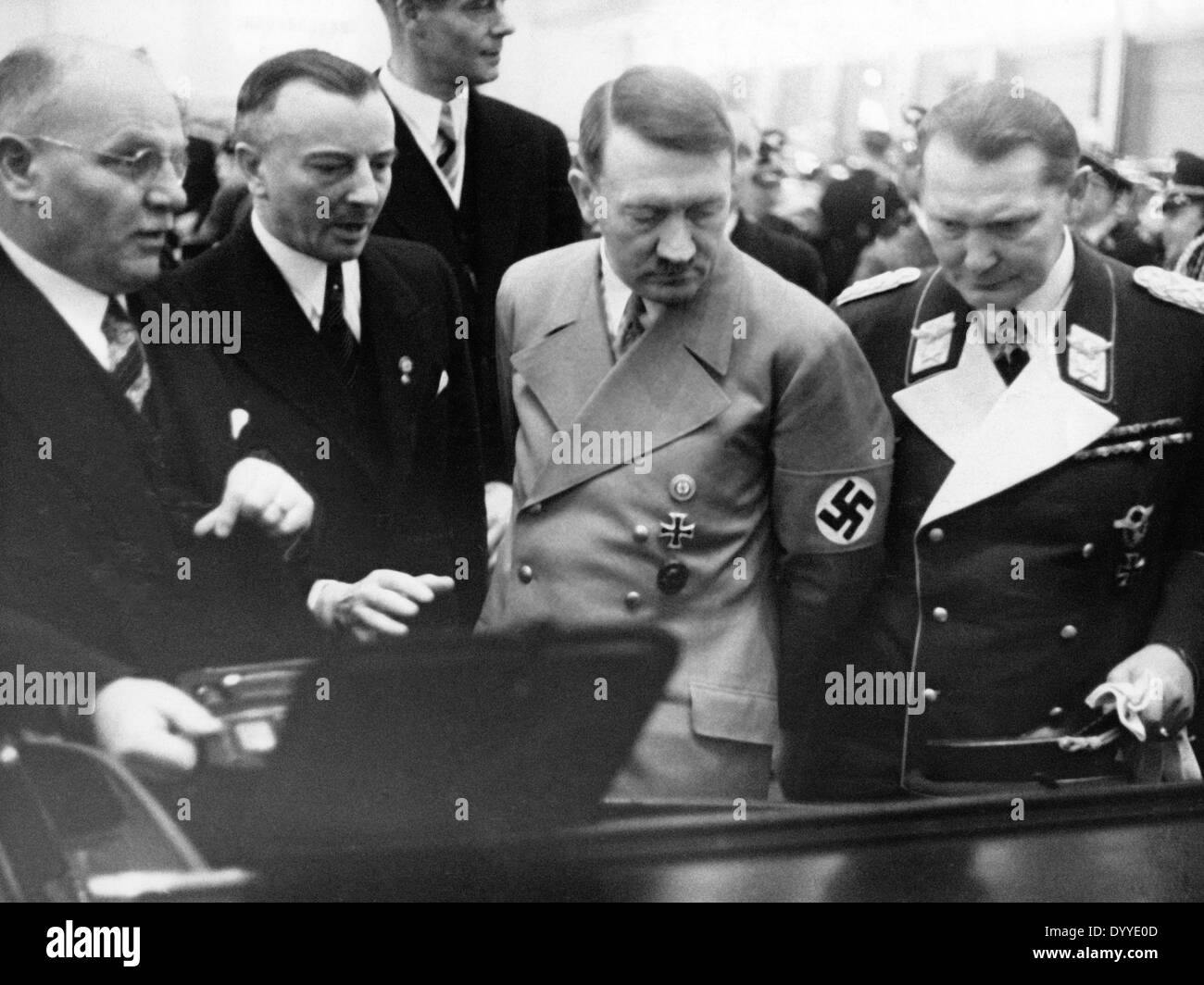 Adolf Hitler avec Mercedes-Benz administrateurs à l'IAME, 1939 Banque D'Images