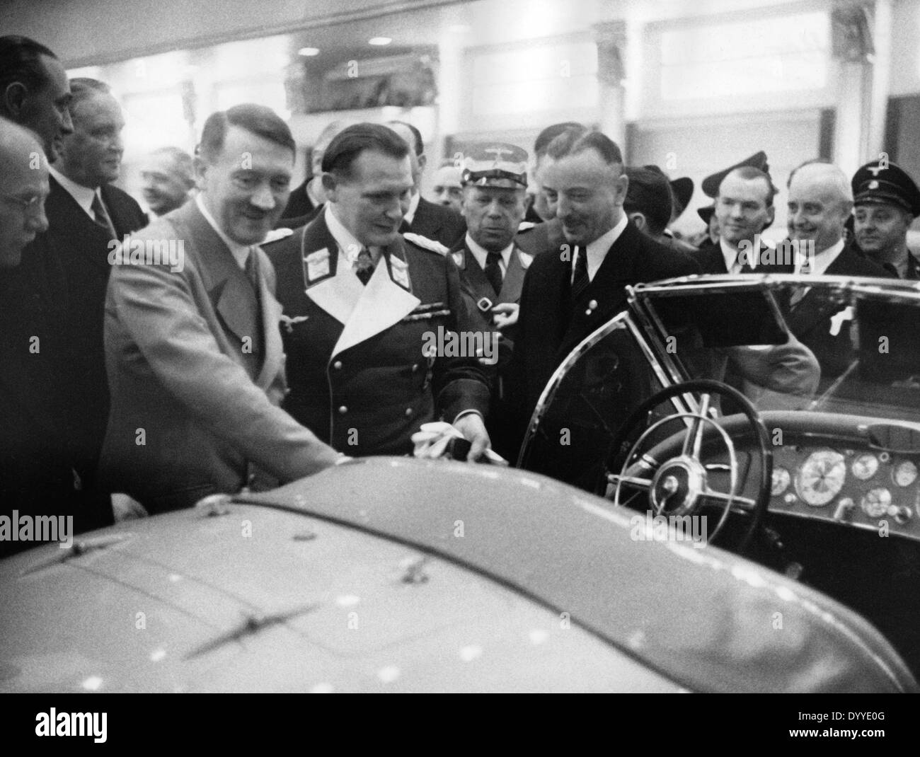 Adolf Hitler à la Mercedes stand de l'exposition d'automobiles, 1939 Banque D'Images