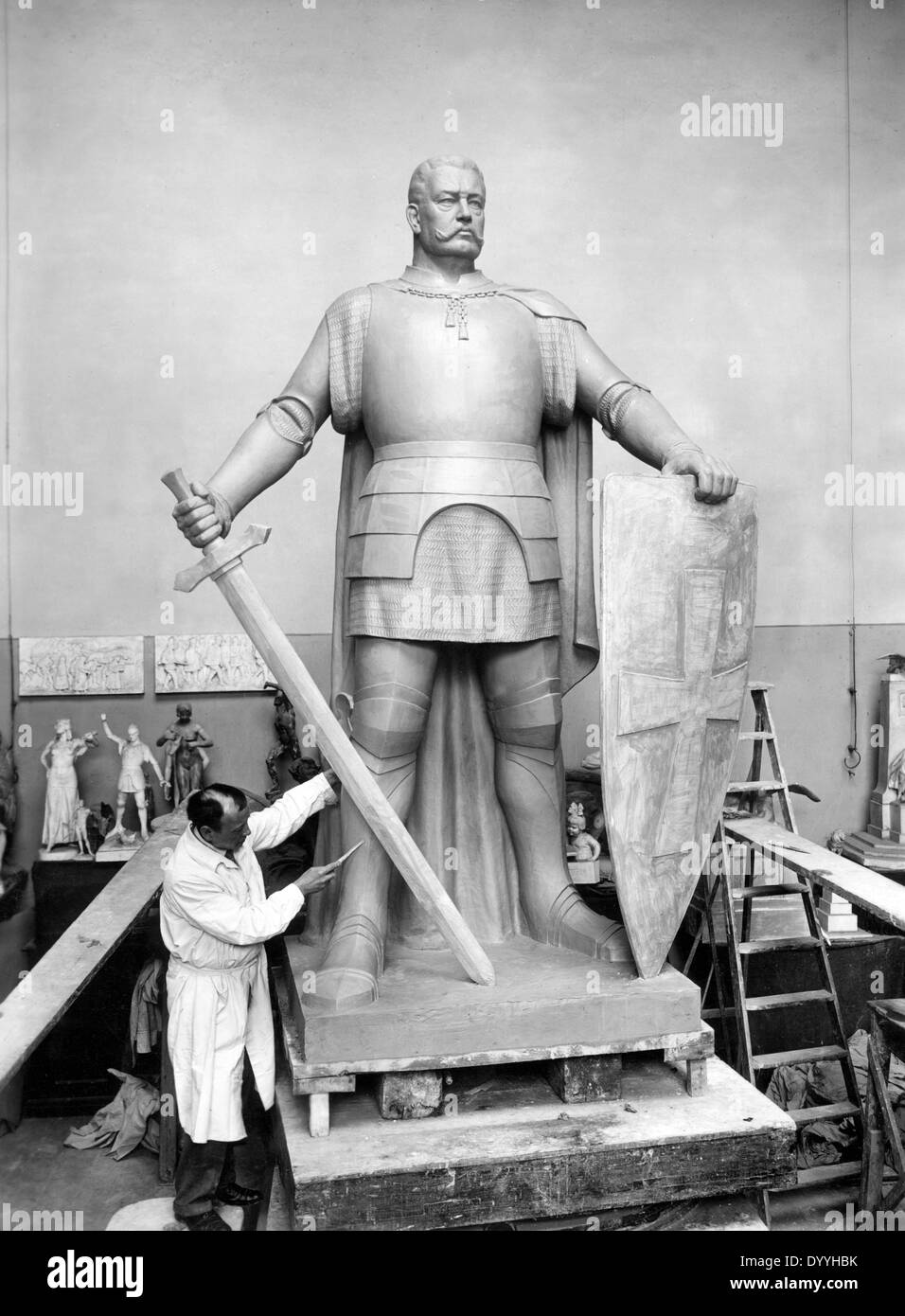 Travailler sur une statue de Hindenburg, 1921 Banque D'Images