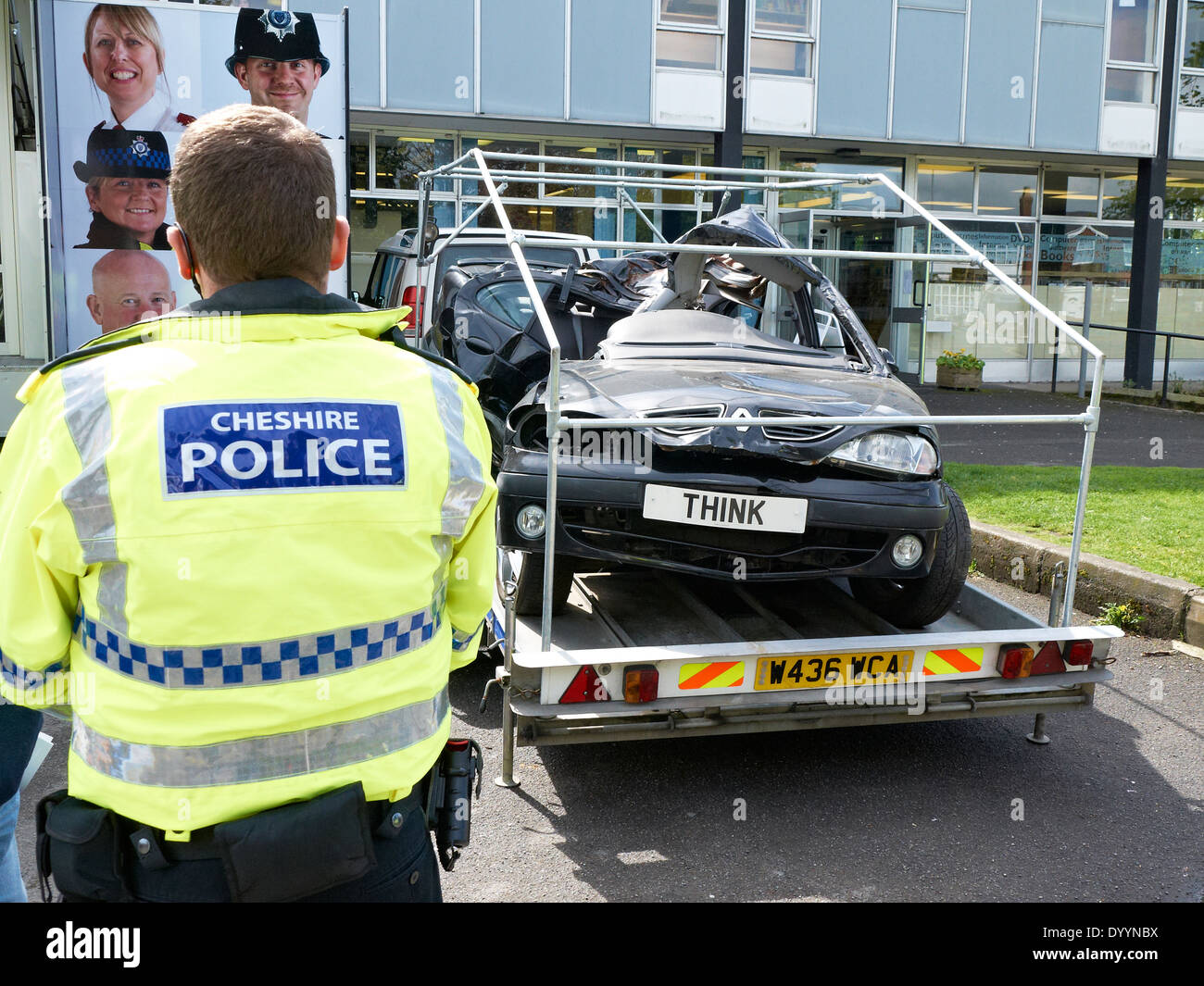 Résultat d'un montrant la police s'est écrasé en voiture l'alcool au volant, accident mortel Sandbach Cheshire UK Banque D'Images