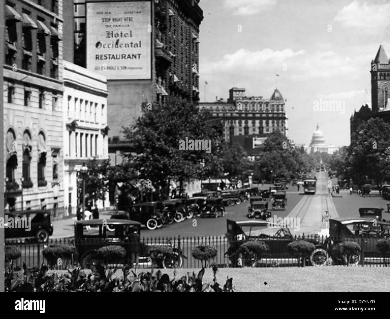 Cette image capture la vue vers l'est sur Pennsylvania Avenue à Washington, DC, montrant des monuments remarquables tels que le Capitole, la Post Office Tower et les rues environnantes. La photo offre un instantané de la ville au début du XXe siècle. Banque D'Images