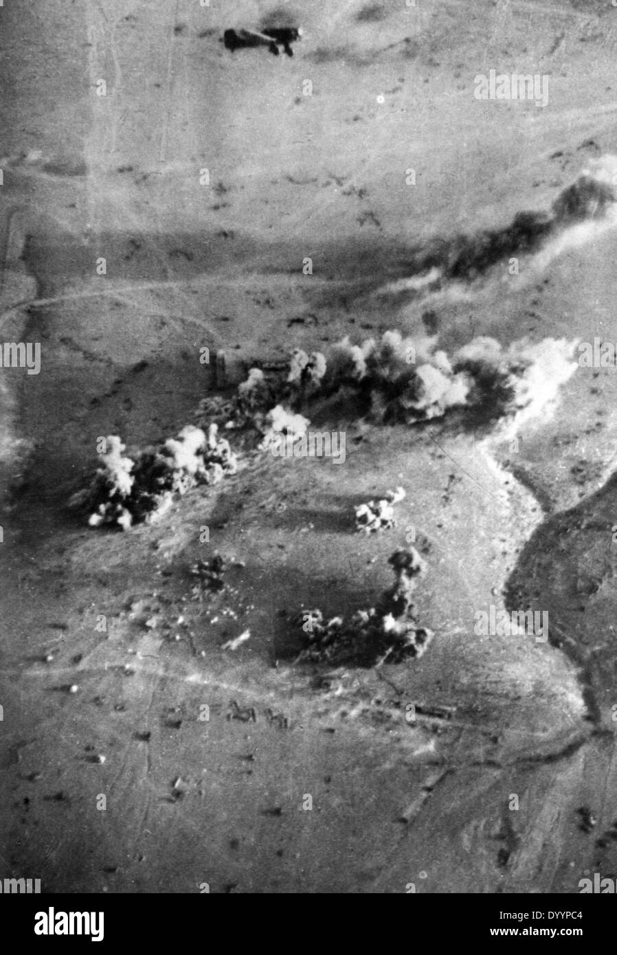 Positions britanniques en dehors de Tobruk, au cours d'un bombardement aérien, 1942 Banque D'Images