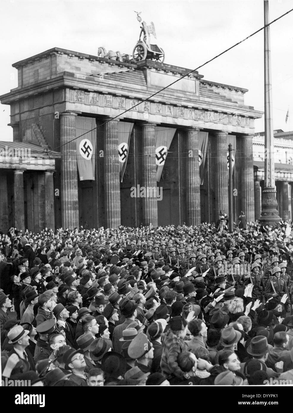 Mars de l'infantry battalion vienne à travers la Porte de Brandebourg, 1938 Banque D'Images