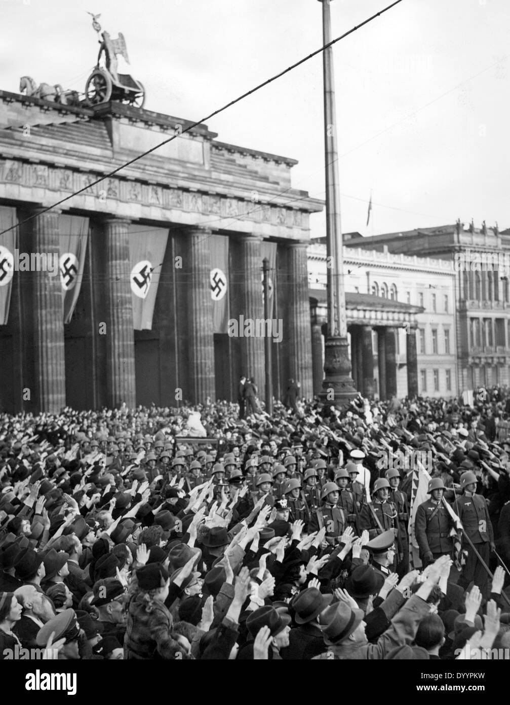 Mars de l'infantry battalion vienne à travers la Porte de Brandebourg, 1938 Banque D'Images