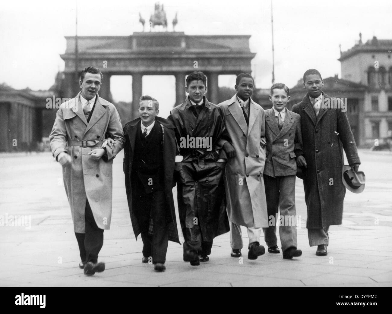 Paperboys en face de la porte de Brandebourg à Berlin, 1937 Banque D'Images