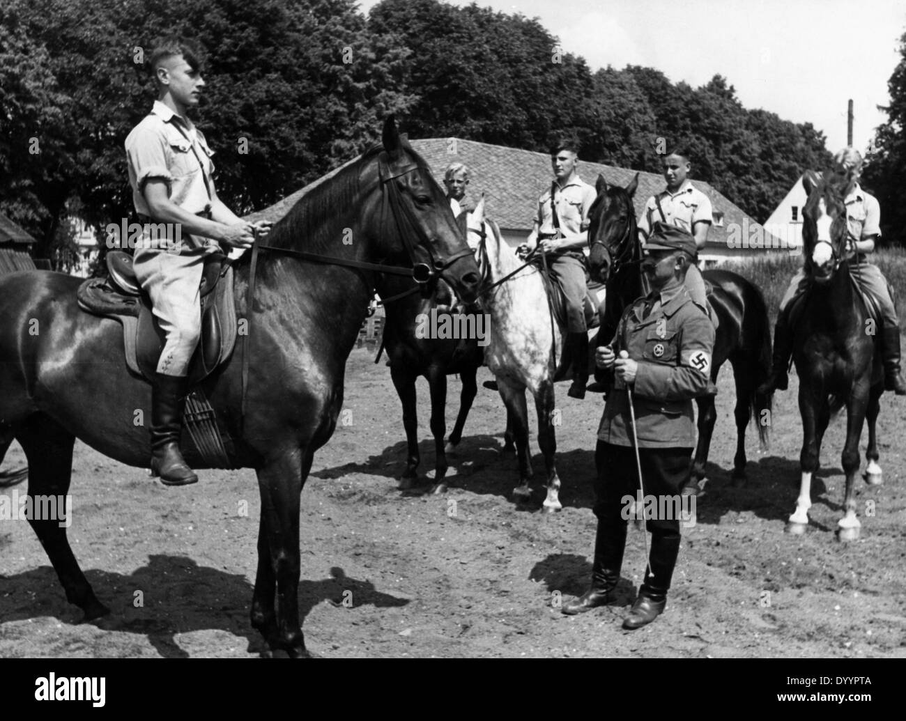 NAPOLA : Jungmannen au cours de leçons d'équitation Banque D'Images