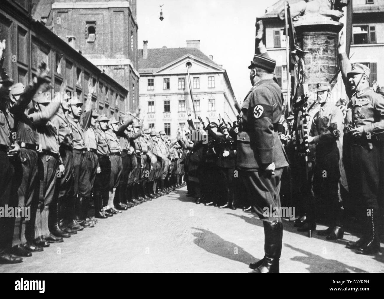 Ernst Röhm et un sa cohorte lors d'un salut nazi, 1933 Banque D'Images