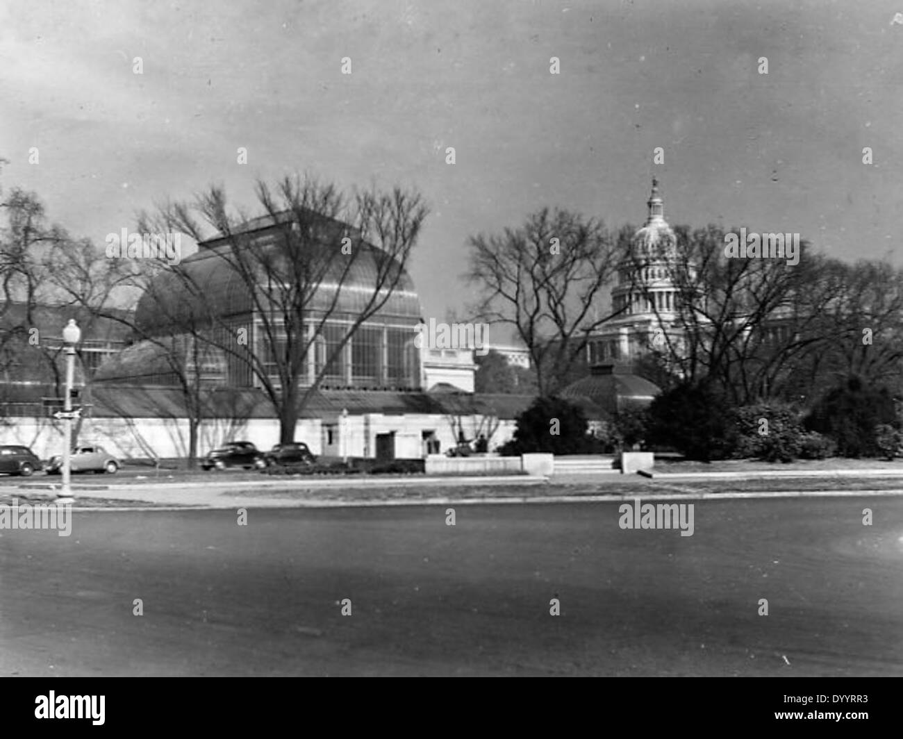 Une vue du nouveau conservatoire, situé près du Capitole des États-Unis à Washington, D.C. la photographie présente à la fois le design moderne du conservatoire et l’emblématique bâtiment du Capitole des États-Unis. Banque D'Images