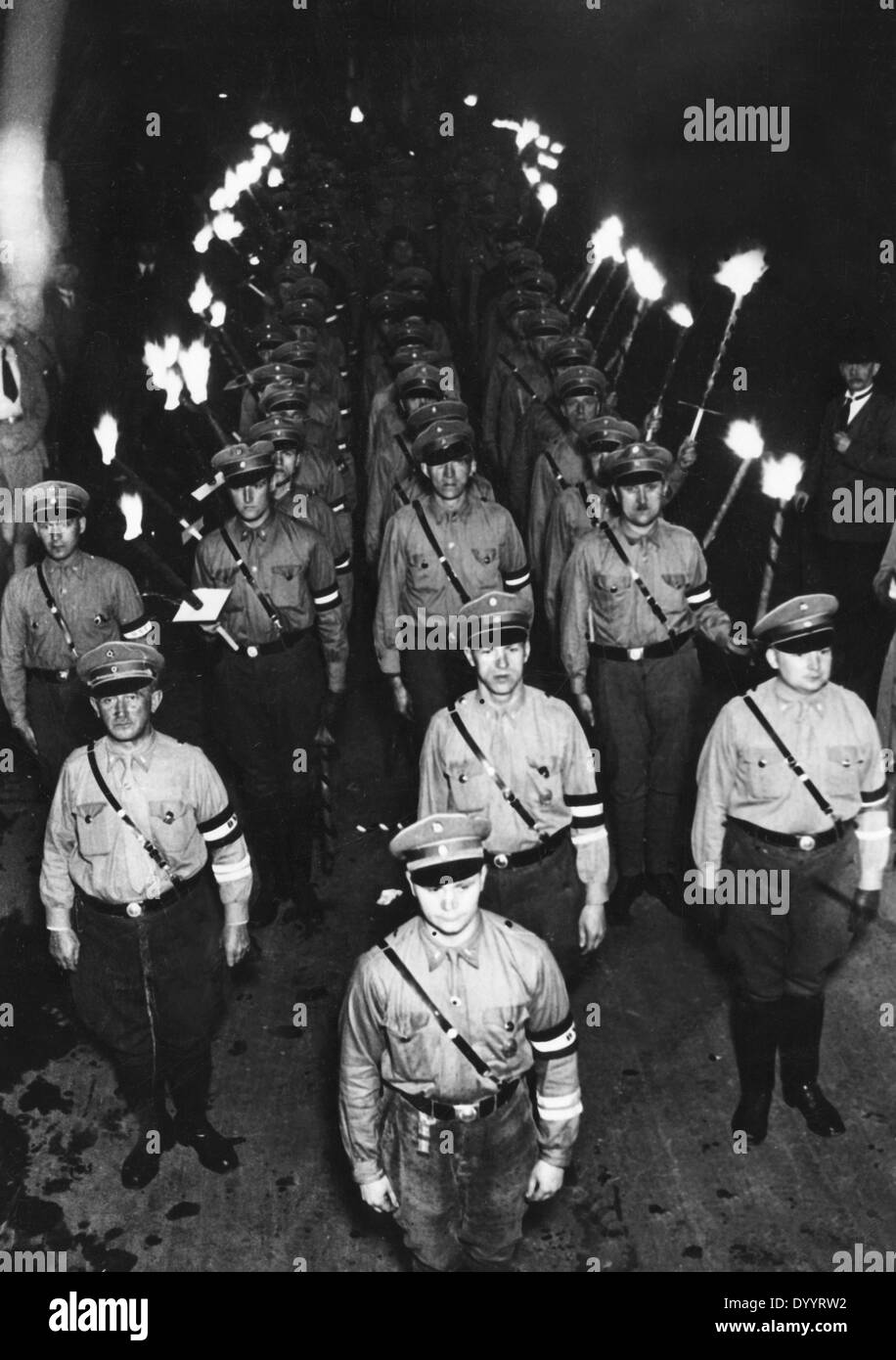 Procession aux flambeaux le jour de l'incendie de livre Nazi 'ONU-littérature allemande', 1933 Banque D'Images