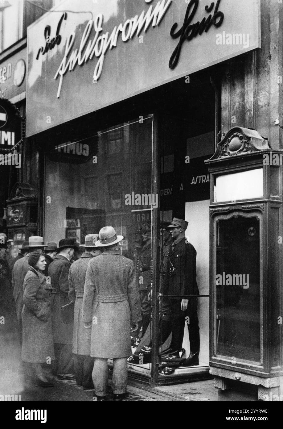 Récemment ouvert une boutique avec des uniformes, 1933 Banque D'Images