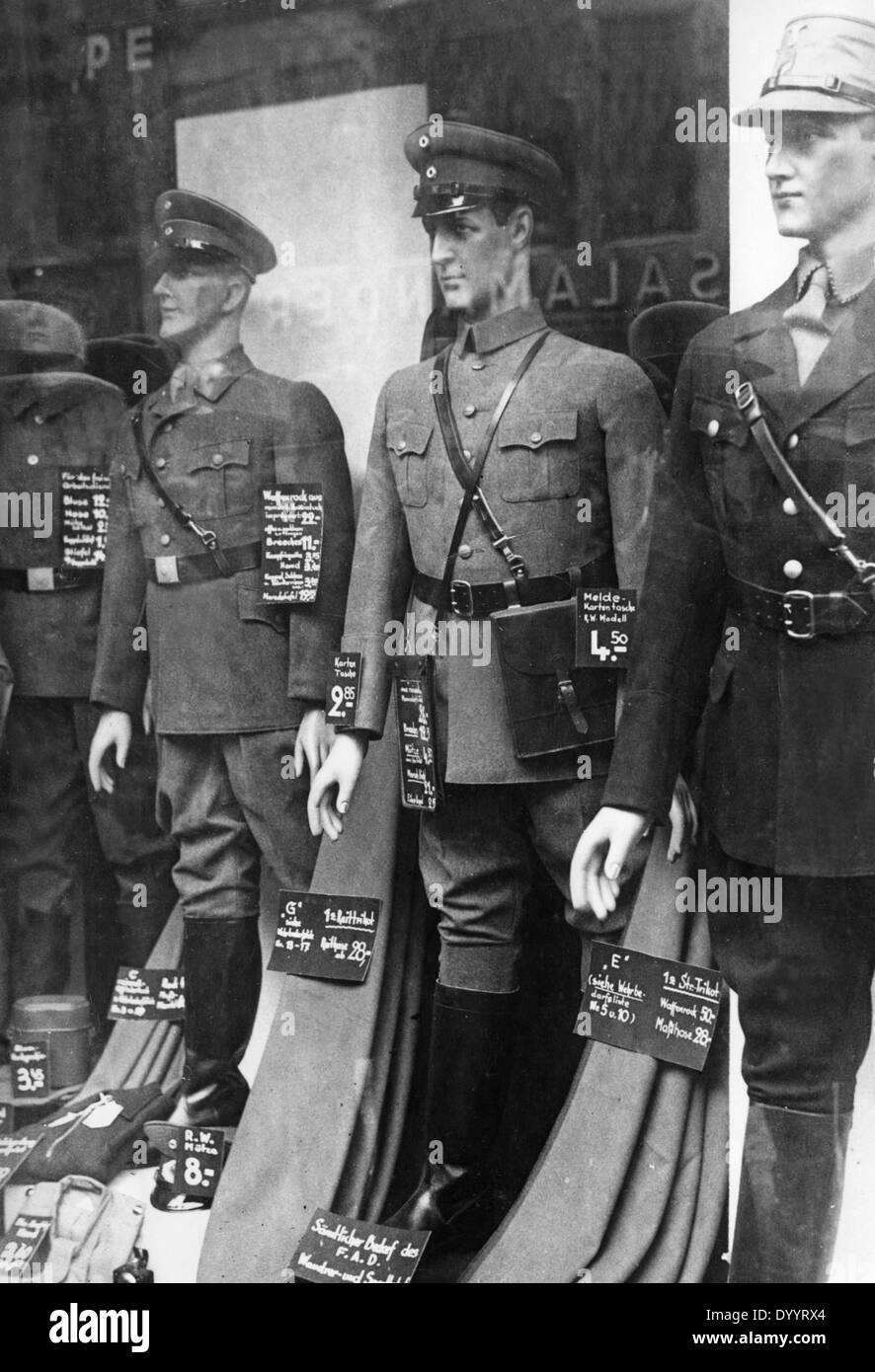 Magasin avec l'uniforme dans Berlin, 1933 Banque D'Images