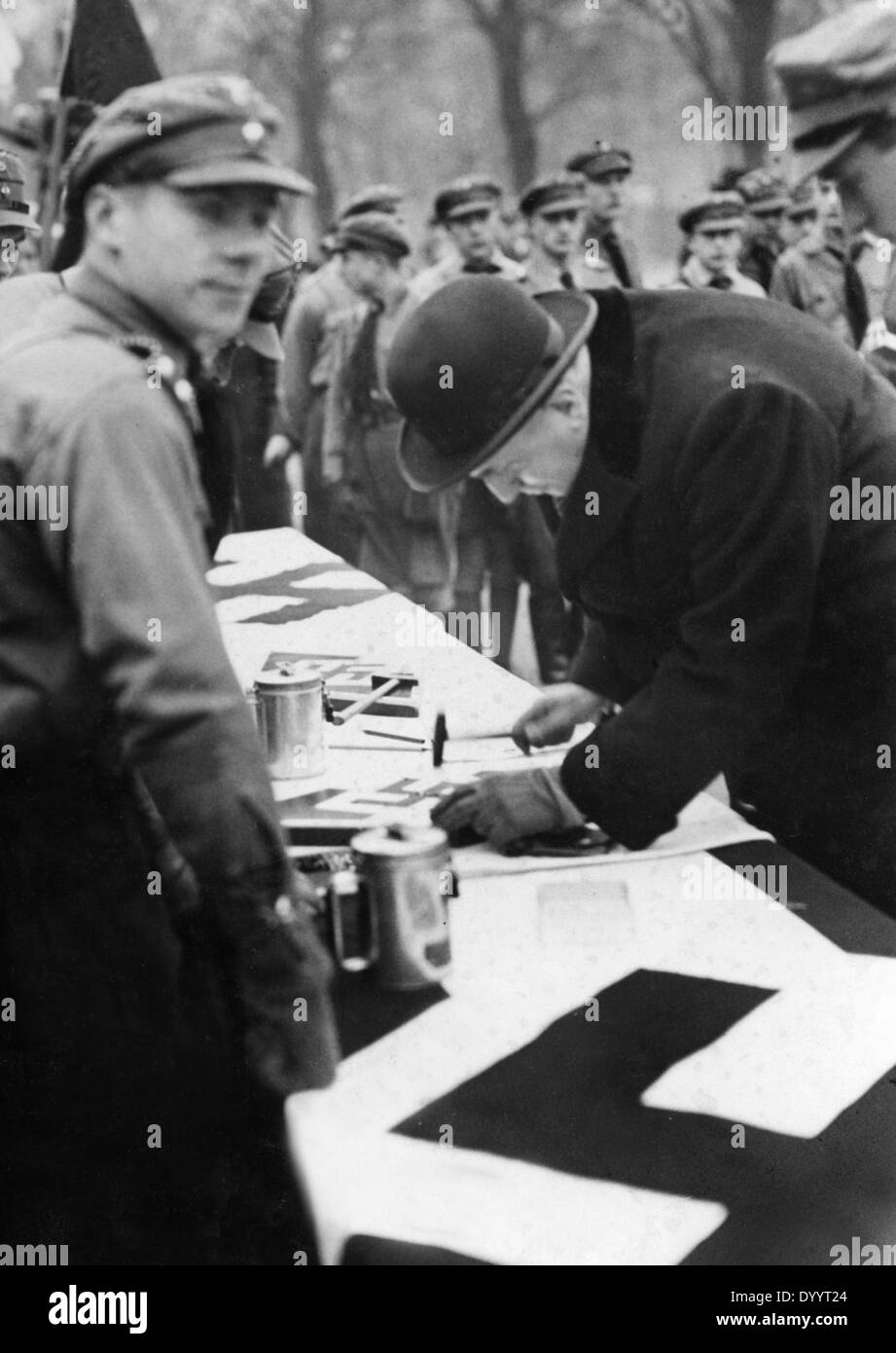 Clouage de la jeunesse d'Hitler devant le Reichstag, 1933 Banque D'Images