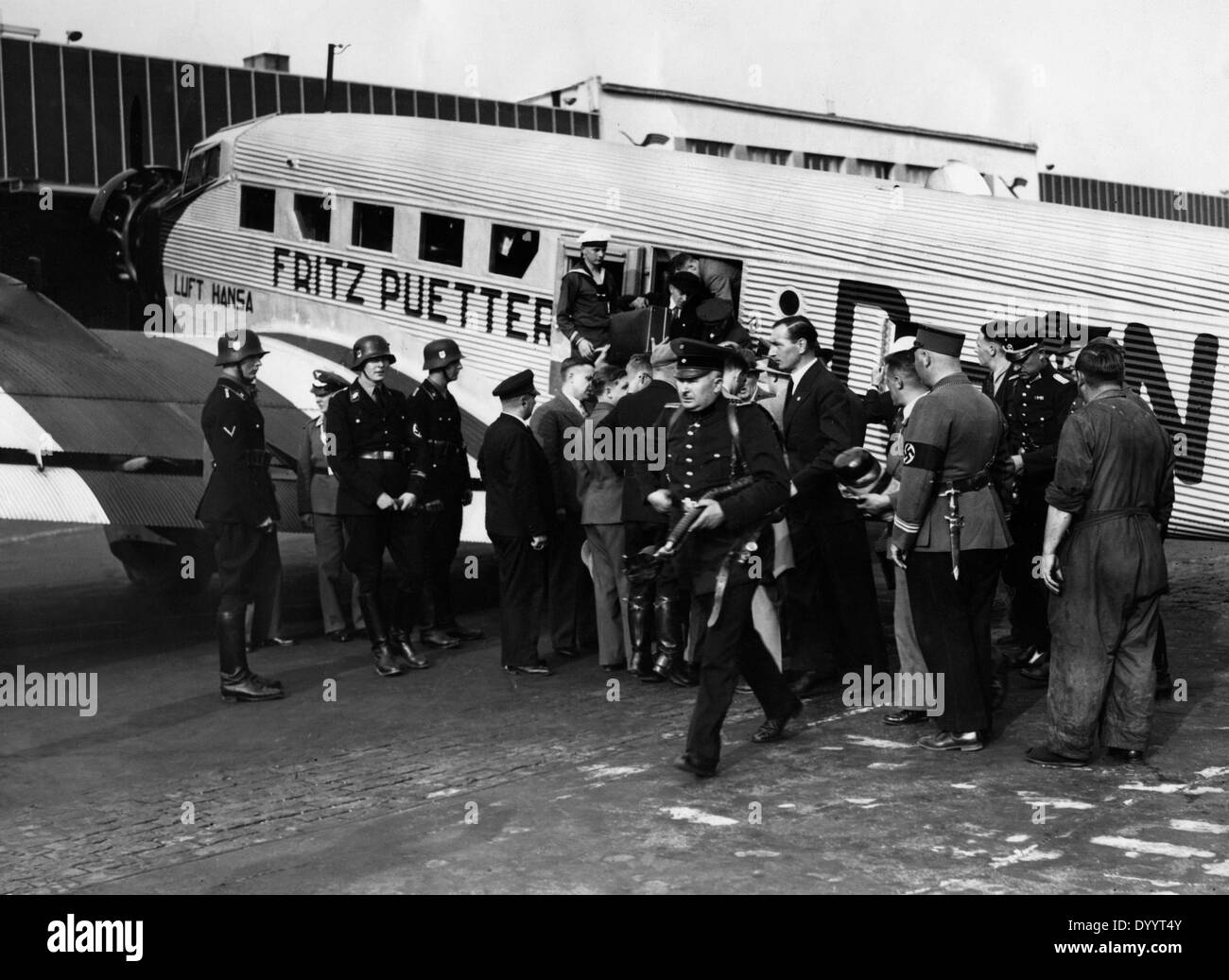 Les arrivées à l'aéroport, Templehof, 1935 Banque D'Images