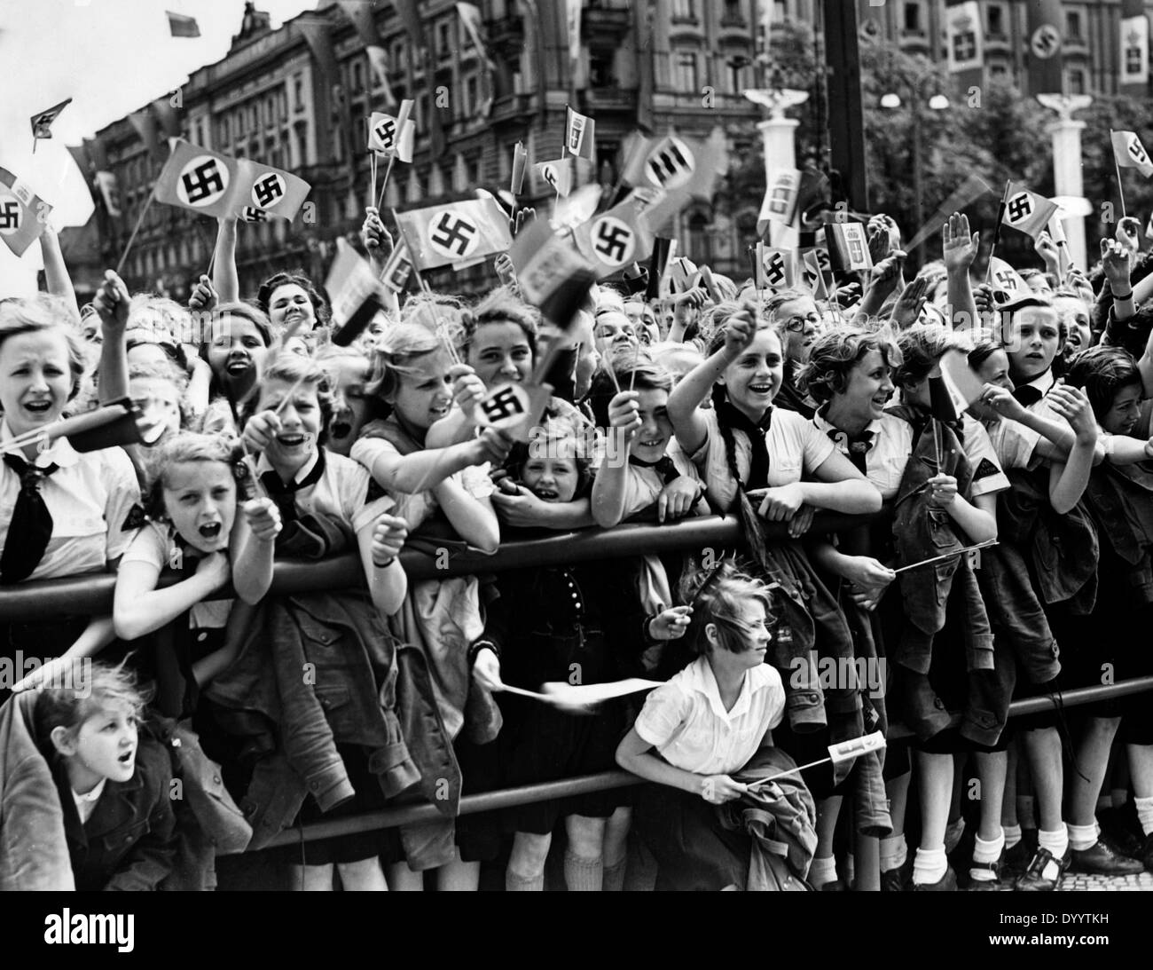 Encourager les filles bienvenue le ministre italien des affaires étrangères, 1939 Banque D'Images