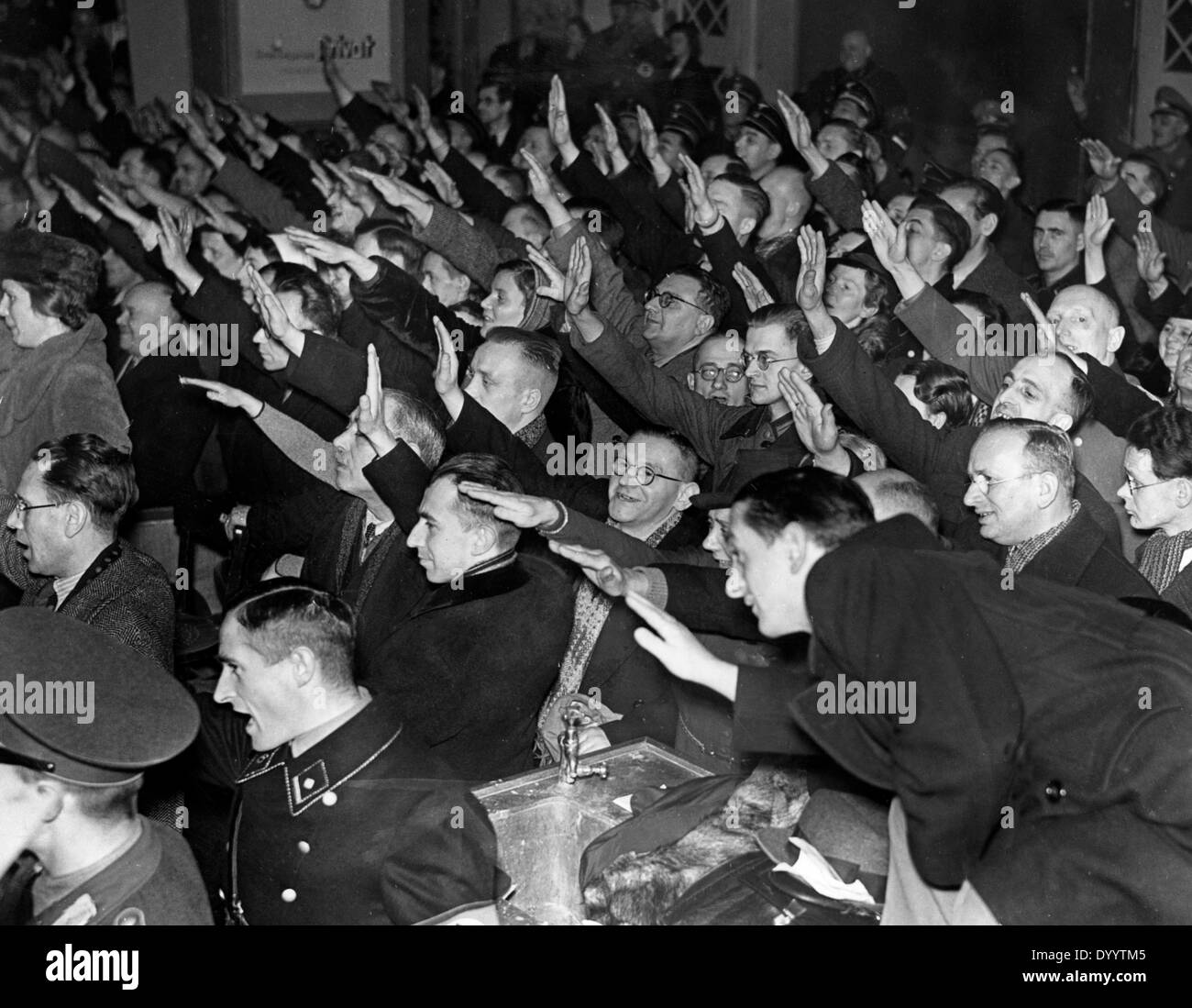 Foule enthousiaste dans le Berlin Sportpalast lors d'un discours d'Hitler, 1941 Banque D'Images