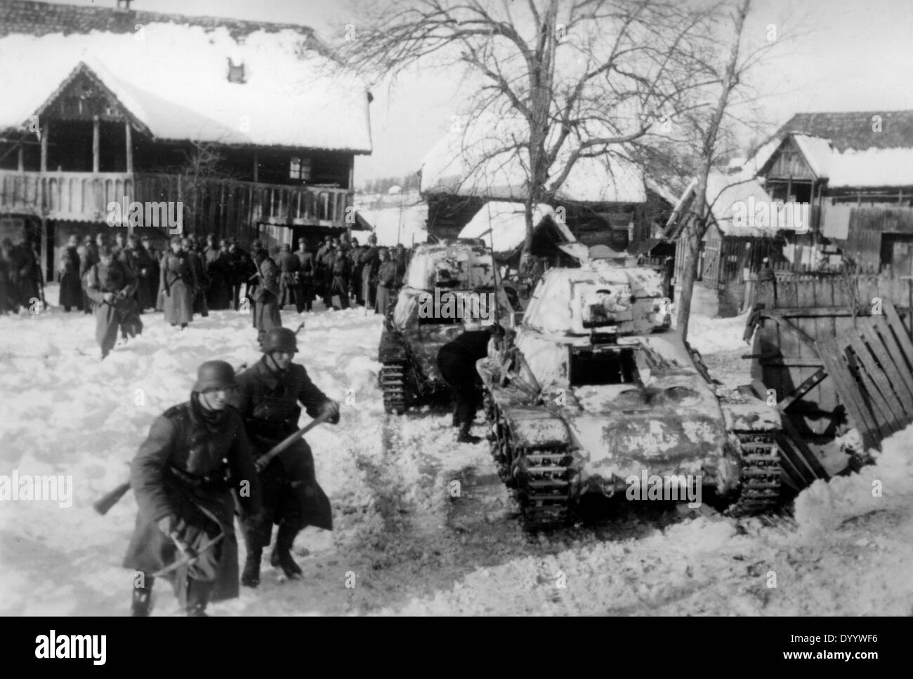 Soldats allemands dans un village de la Croatie, 1943 Banque D'Images