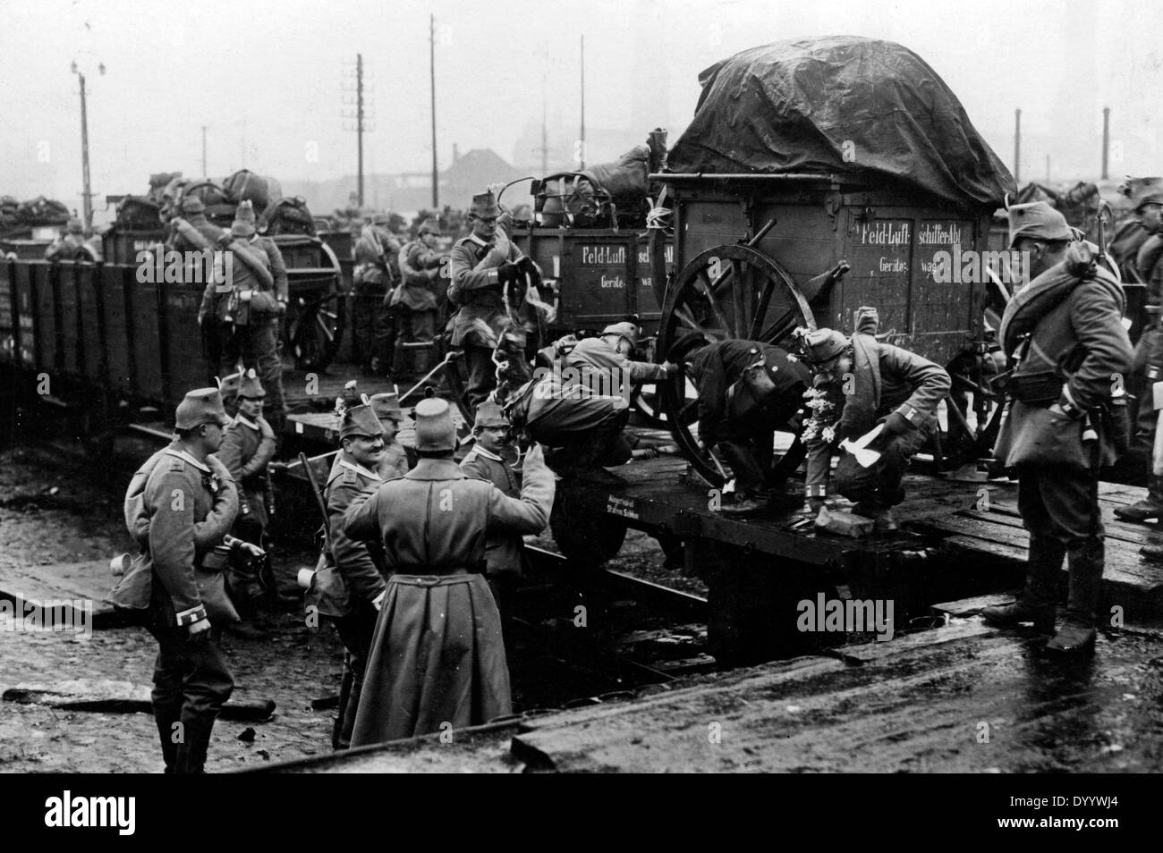 Un dirigeable allemand quitte la division pour l'avant, 1915 Banque D'Images