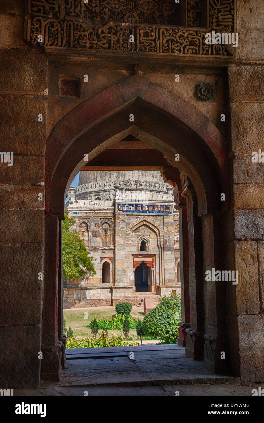 New Delhi, Inde. Lodi Gardens. Sheesh Gumbad vu de portail de la Bara Gumbad Mosque. Banque D'Images