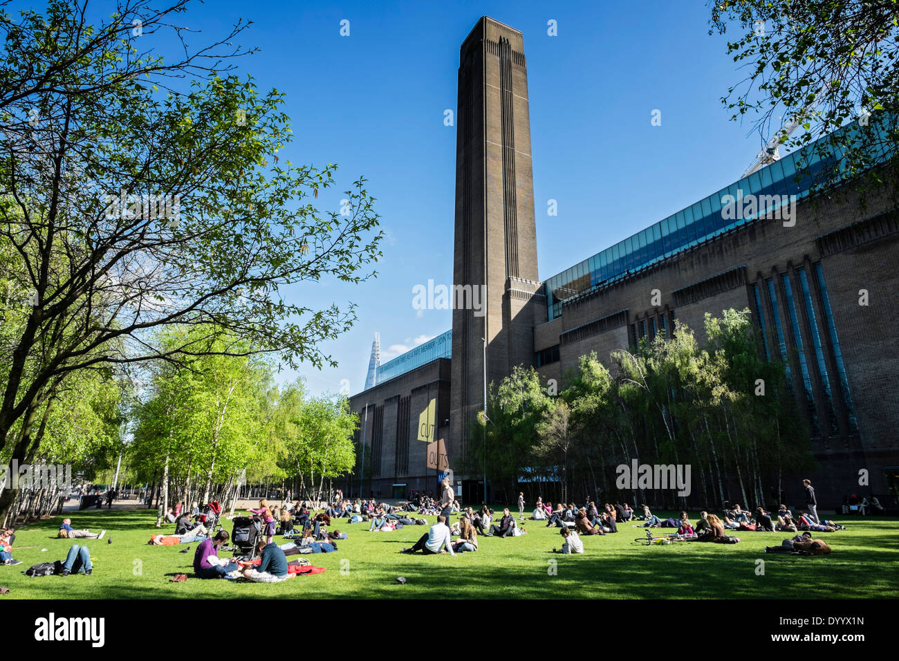 Les gens se détendre dans le parc en face de la Tate Modern Art Gallery de Londres, Royaume-Uni Banque D'Images
