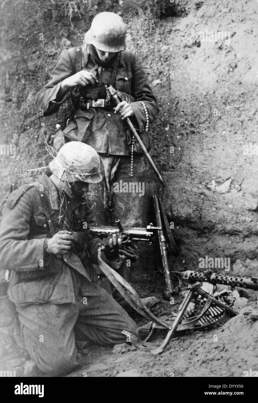 Soldats allemands avec une mitraillette dans la Crimée, 1941 Banque D'Images
