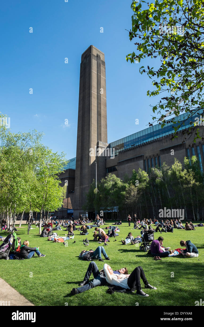 Les gens se détendre dans le parc en face de la Tate Modern Art Gallery de Londres, Royaume-Uni Banque D'Images